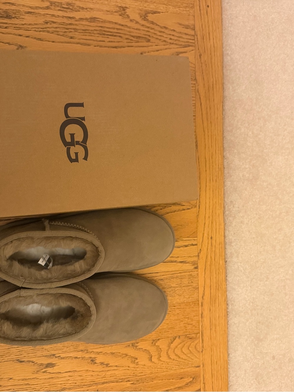 UGG women’s Classic Short Boot - Chestnut size 9